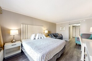 Tabla de planchar con plancha, acceso a internet y ropa de cama 