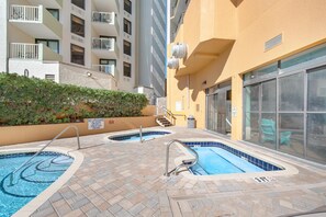 Una piscina cubierta, una piscina climatizada
