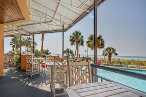 Outdoor dining - Oceanfront Studio w/ Two Queens + Beach & Pools (Myrtle Beach)