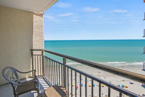 Oceanfront Studio w/ Two Queens + Beach & Pools