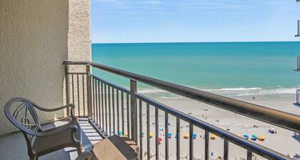 Oceanfront Studio w/ Two Queens + Beach & Pools