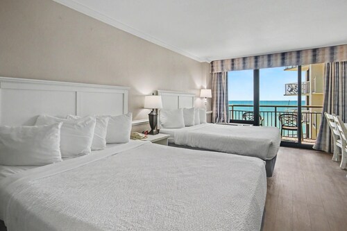 Oceanfront Studio w/ Two Queens + Beach & Pools