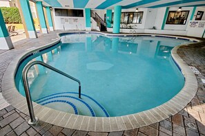 Una piscina techada, una piscina climatizada