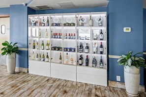 Un mur composé de bouteilles de vin dans le hall d’un hôtel.
