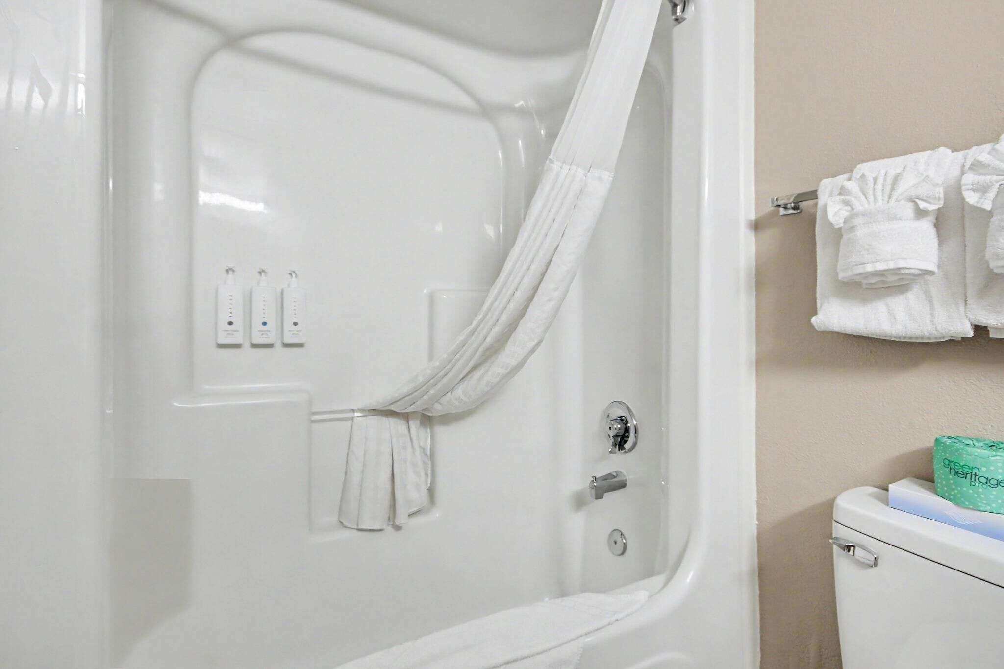 Une salle de bain équipée d’une baignoire, de toilettes et d’un porte-serviettes avec des serviettes.