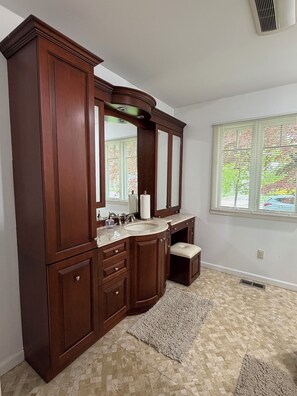 Bathroom - Peaceful Private Stay in Shared Home Near Yale (New Haven)
