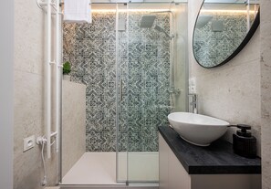 Shower, hair dryer, towels - Las Bielański Chic Apartment (Warszawa)