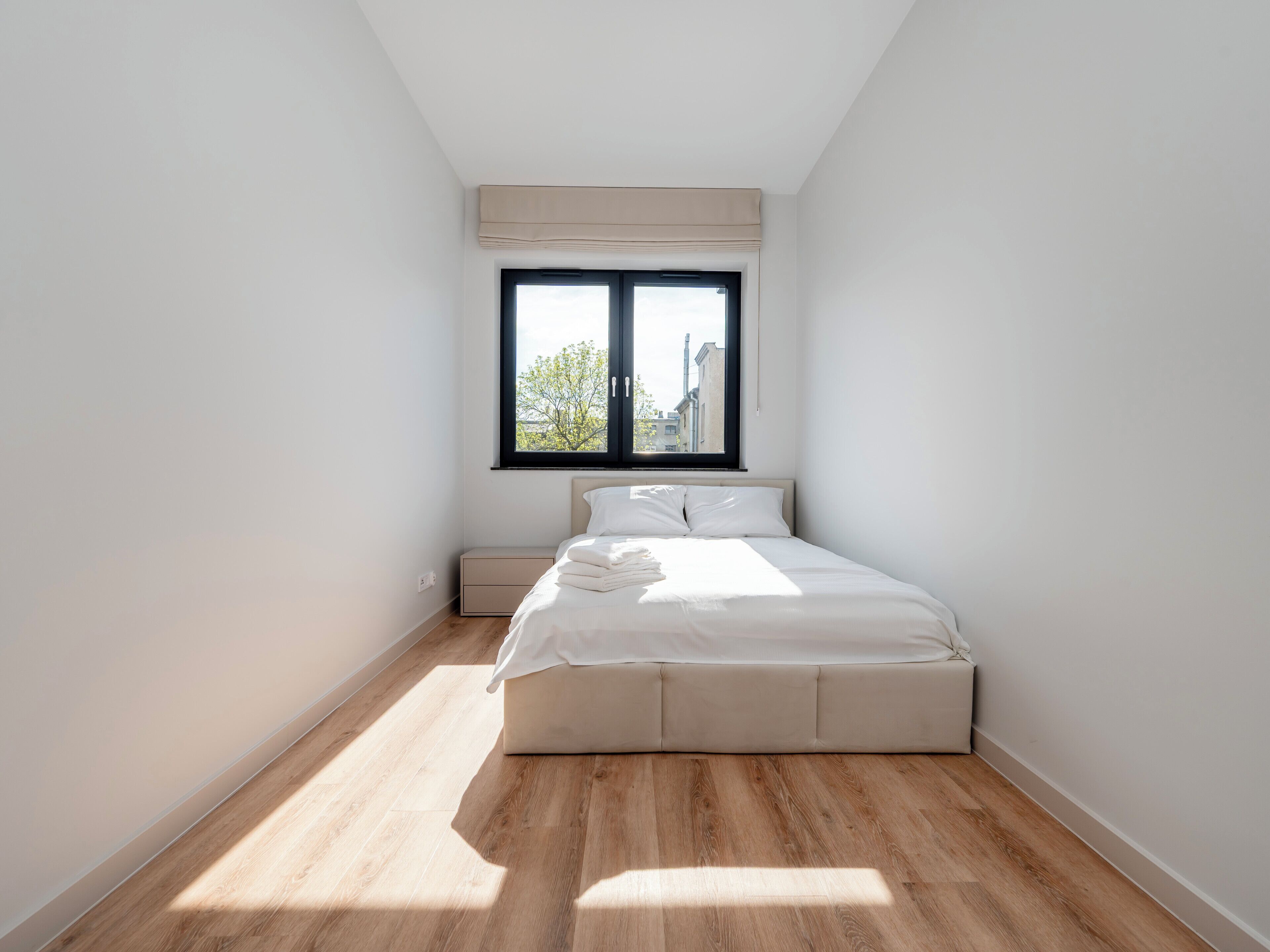 Tabla de planchar con plancha, wifi y ropa de cama 
