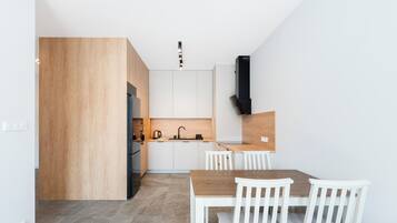 Geladeira, fogão, cooktop, lava-louças