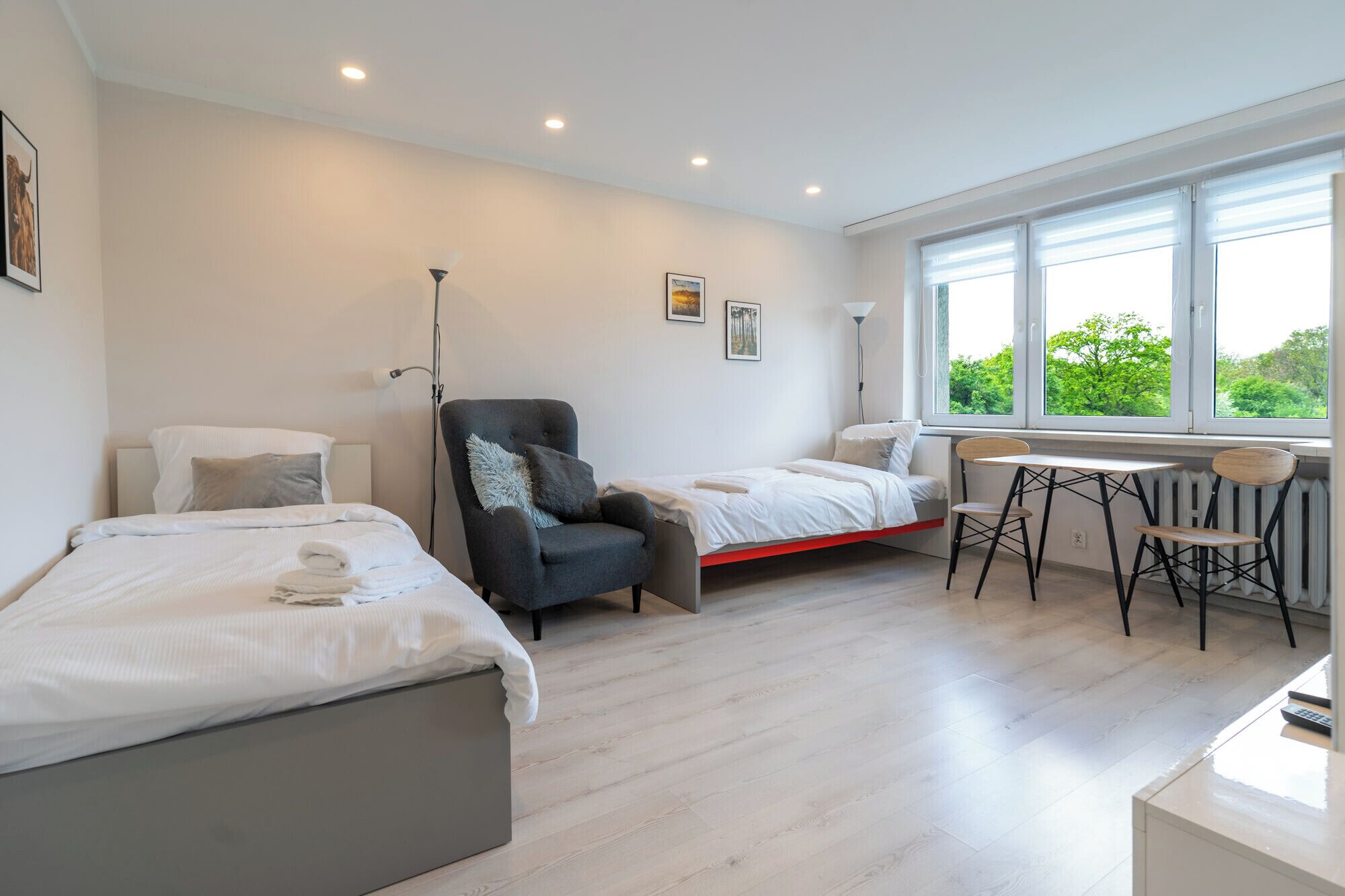 Tabla de planchar con plancha, wifi y ropa de cama 