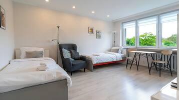 Tabla de planchar con plancha, wifi y ropa de cama