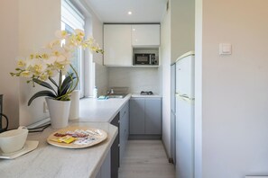 Réfrigérateur, micro-ondes, plaque de cuisson, cafetière/bouilloire