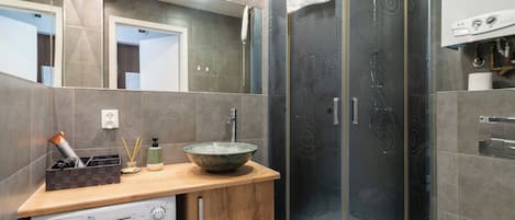 Dusche, Haartrockner, Handtücher