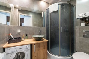Douche, sèche-cheveux, serviettes fournies