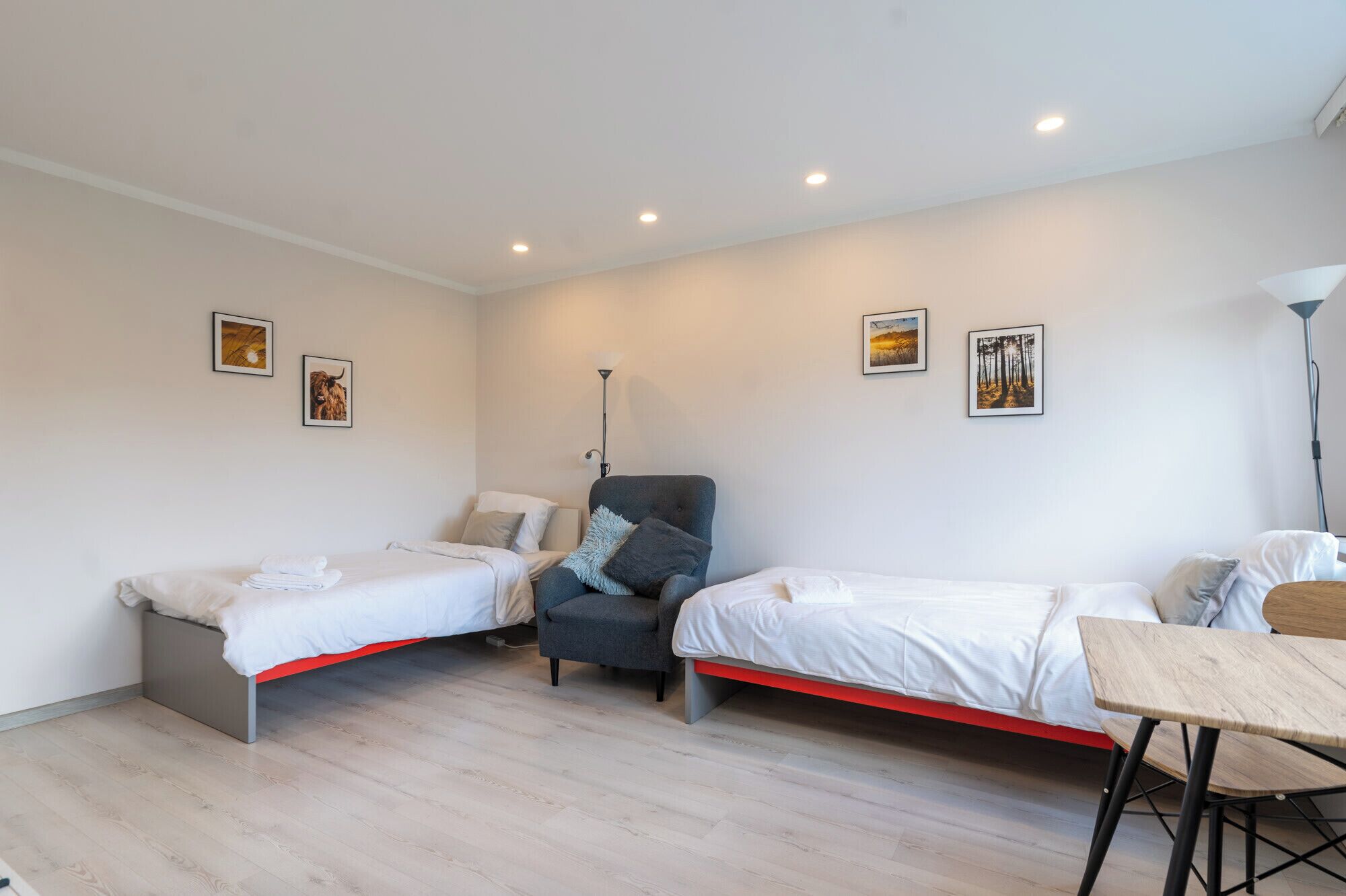 Tabla de planchar con plancha, wifi y ropa de cama 