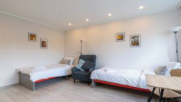 Tabla de planchar con plancha, wifi y ropa de cama