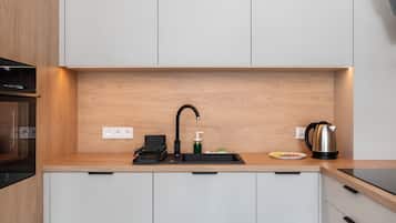 Frigorifero, forno, piano cottura, lavastoviglie