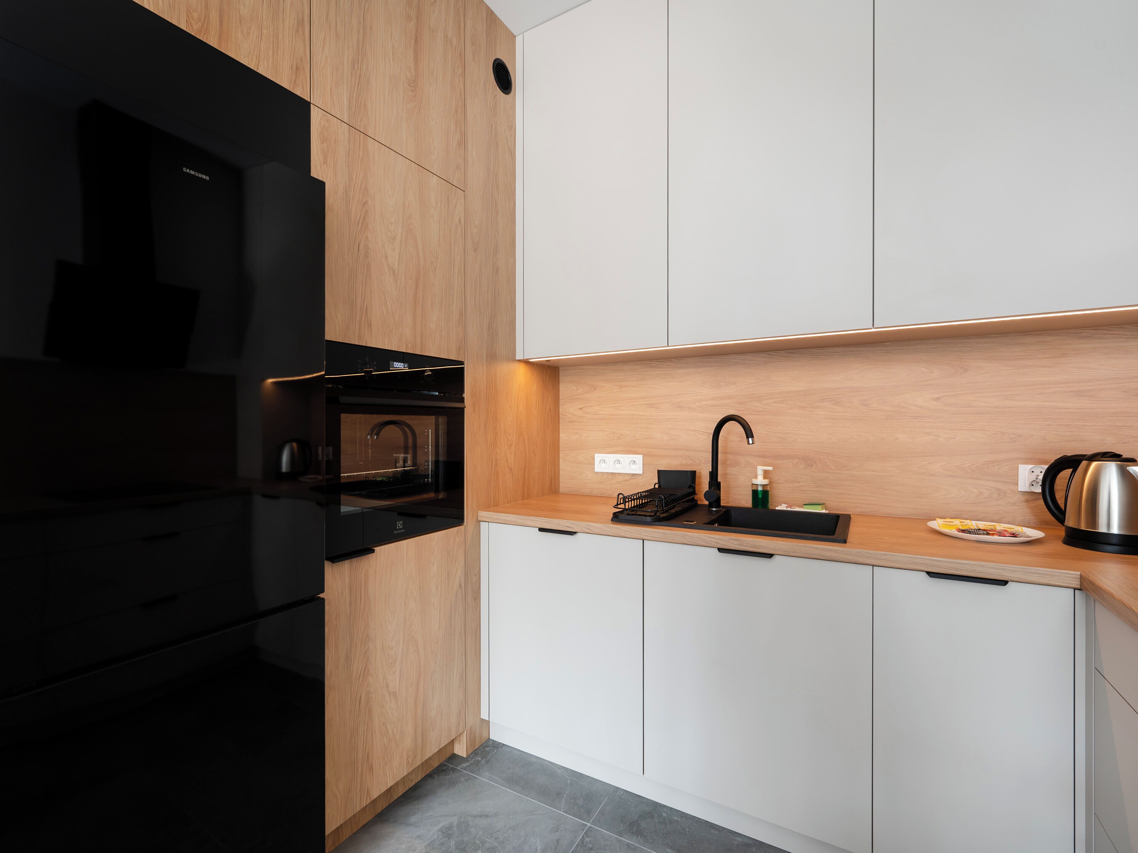 Fridge, oven, stovetop, dishwasher