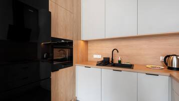 Fridge, oven, stovetop, dishwasher