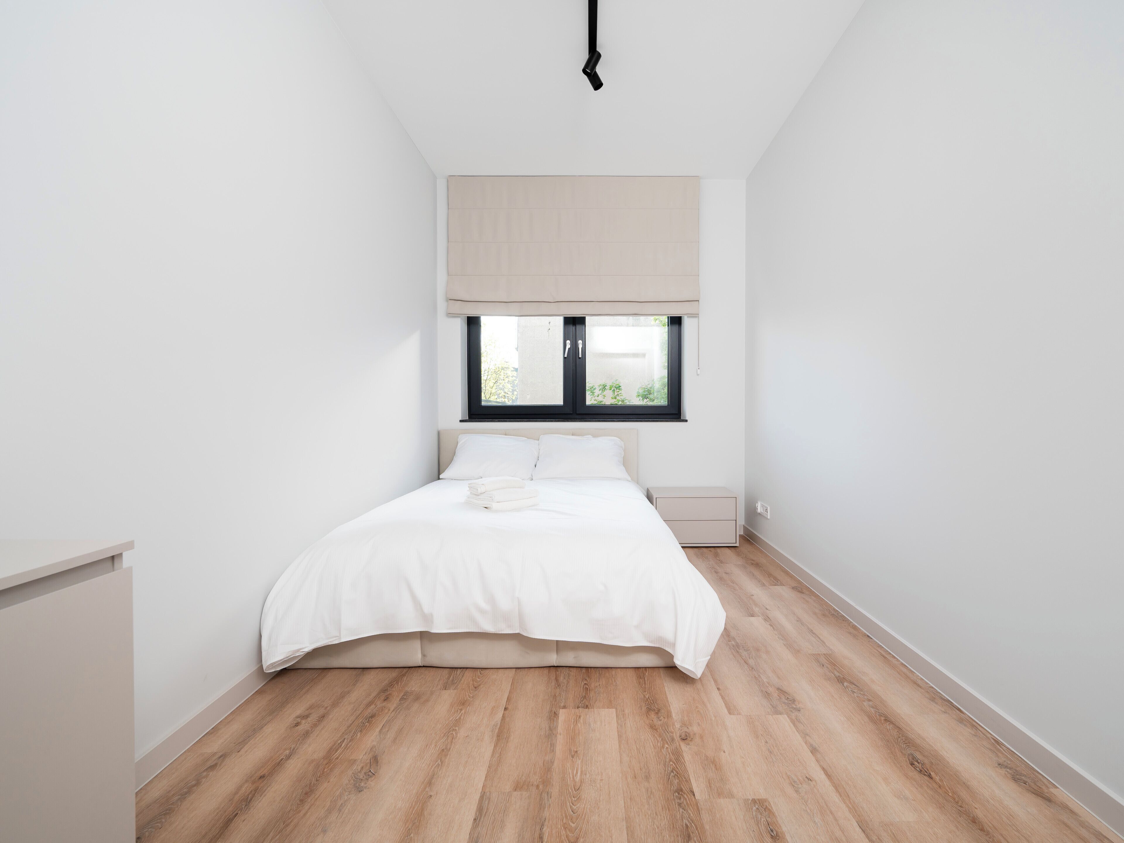 Tabla de planchar con plancha, wifi y ropa de cama 