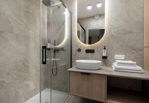 Ducha, secador de pelo, toallas