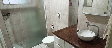 Serviettes fournies, savon, papier de toilette