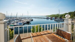 A wooden deck with a view of a marina. - Lindner Hotel Boltenhagen (Boltenhagen)