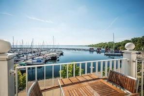 A wooden deck with a view of a marina. - Lindner Hotel Boltenhagen (Boltenhagen)