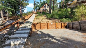 Interior - Cherry Pine Chalet by Avantstay Fire Pit + Expansive Deck + Outdoor Lounge + Foosball Lake + Slopes (Big Bear Lake)