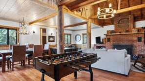 Interior - Cherry Pine Chalet by Avantstay Fire Pit + Expansive Deck + Outdoor Lounge + Foosball Lake + Slopes (Big Bear Lake)