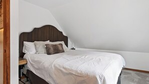 Interior - Cherry Pine Chalet by Avantstay Fire Pit + Expansive Deck + Outdoor Lounge + Foosball Lake + Slopes (Big Bear Lake)