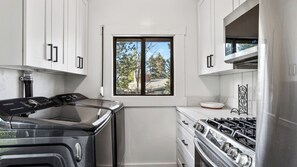 Interior - Cherry Pine Chalet by Avantstay Fire Pit + Expansive Deck + Outdoor Lounge + Foosball Lake + Slopes (Big Bear Lake)