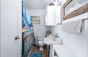 Bathroom - Charming 2-bedroom house on the Colorado River (Matagorda)