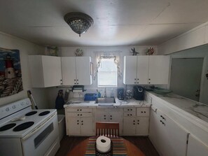 Private kitchen - Charming 2-bedroom house on the Colorado River (Matagorda)