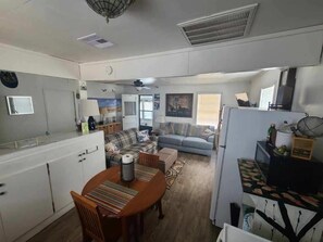 Living area - Charming 2-bedroom house on the Colorado River (Matagorda)
