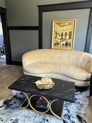Living area - Black swan
Spacious 3-bedroom house in charming Milwaukee with AC (Milwaukee)