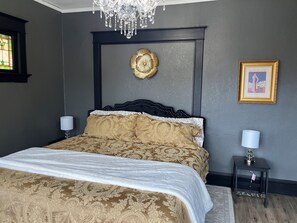 Room - Black swan
Spacious 3-bedroom house in charming Milwaukee with AC (Milwaukee)