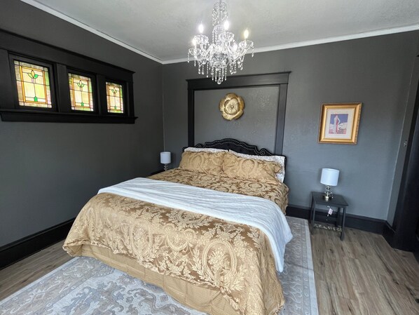 Room - Black swan
Spacious 3-bedroom house in charming Milwaukee with AC (Milwaukee)
