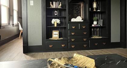 Black swan
Spacious 3-bedroom house in charming Milwaukee with AC