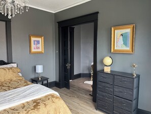 Room - Black swan
Spacious 3-bedroom house in charming Milwaukee with AC (Milwaukee)