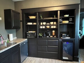 Private kitchen - Black swan
Spacious 3-bedroom house in charming Milwaukee with AC (Milwaukee)