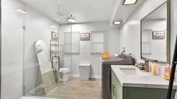Regadera, amenidades de baño ecológicas, secadora de cabello, toallas