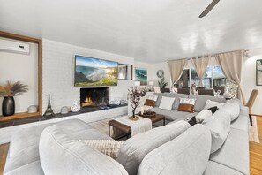 Living area - Spacious 4BR/2BTH King Bed Ranch Style, Prime Area (La Mesa)