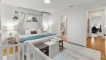 Escritorio, tabla de planchar con plancha, wifi gratis y ropa de cama