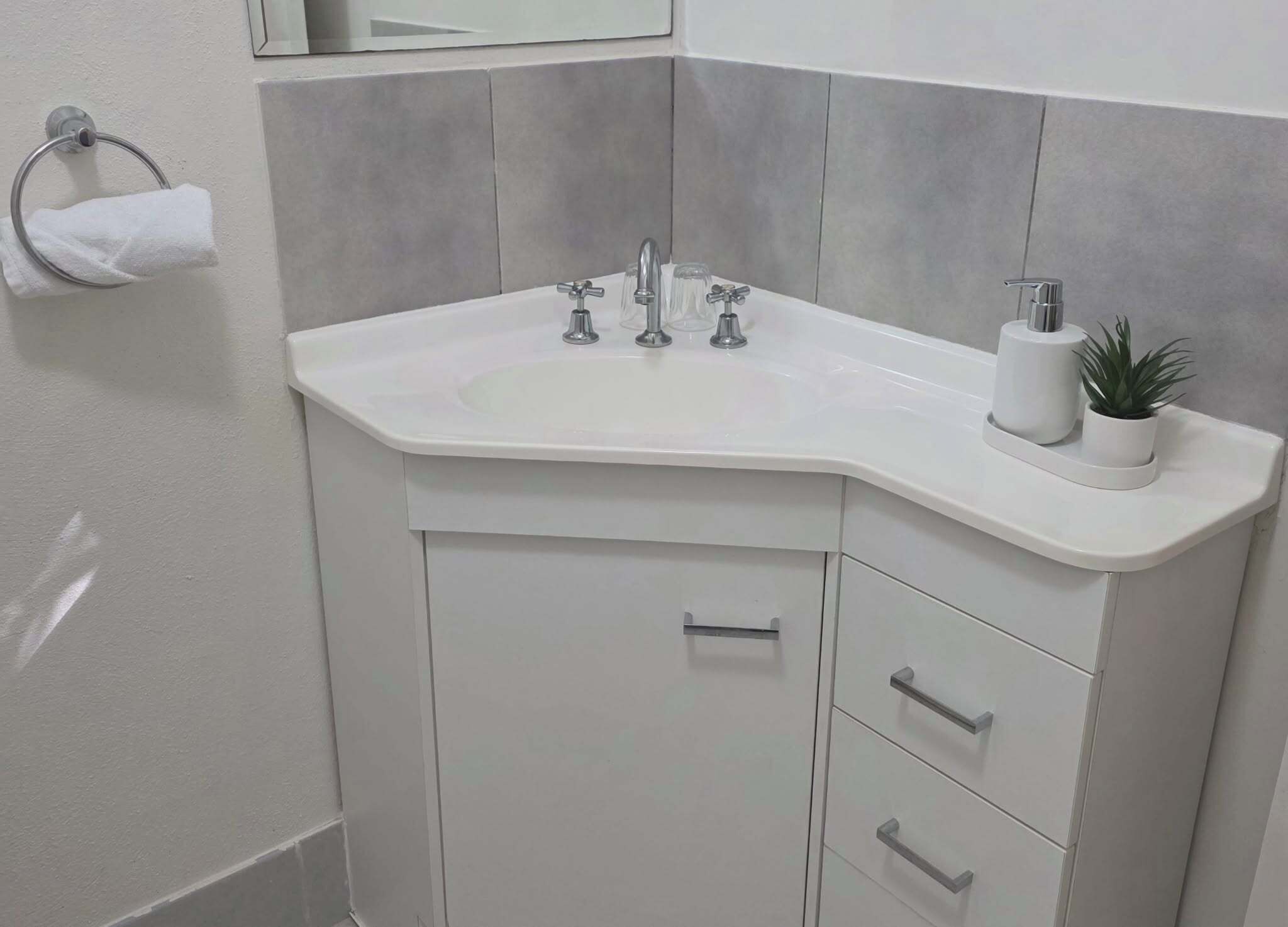 Deluxe Double Room | Bathroom | Hair dryer, towels, soap, shampoo