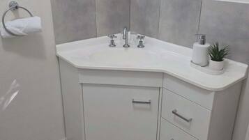 Deluxe Double Room | Bathroom | Hair dryer, towels, soap, shampoo