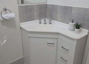 Habitación doble Deluxe | Baño | Amenidades de baño gratuitas, secadora de cabello, toallas, jabón 