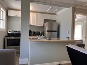 Fridge, microwave, oven, stovetop - Gorgeous 1-bedroom apartment 3 miles away from Beach! (Clearwater)