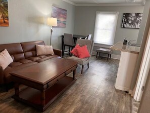 Smart TV - Gorgeous 1-bedroom apartment 3 miles away from Beach! (Clearwater)