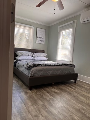 Iron/ironing board, free WiFi - Gorgeous 1-bedroom apartment 3 miles away from Beach! (Clearwater)
